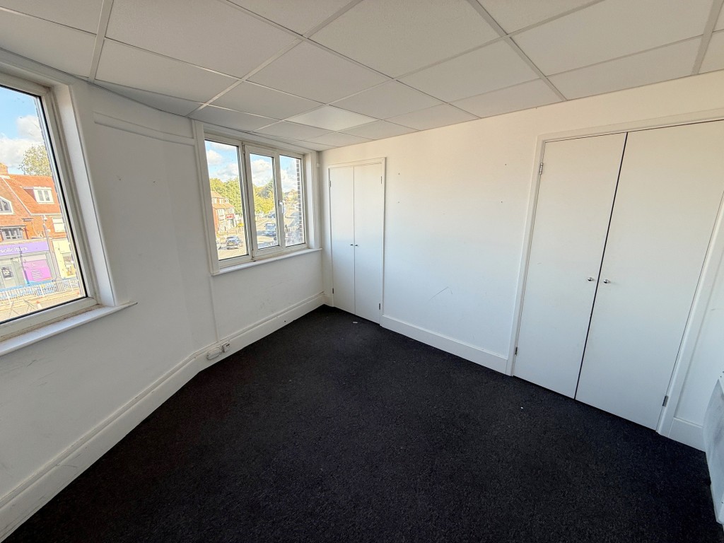 Lot: 84 - FREEHOLD INVESTMENT WITH UPPER FLOORS FOR DEVELOPMENT - Additional office